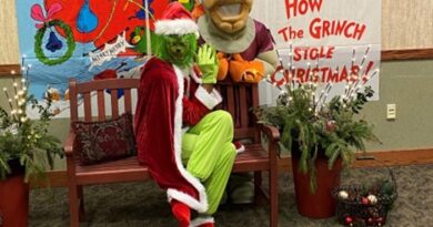 Central Penn mascot Sir Will and The Grinch on a bench
